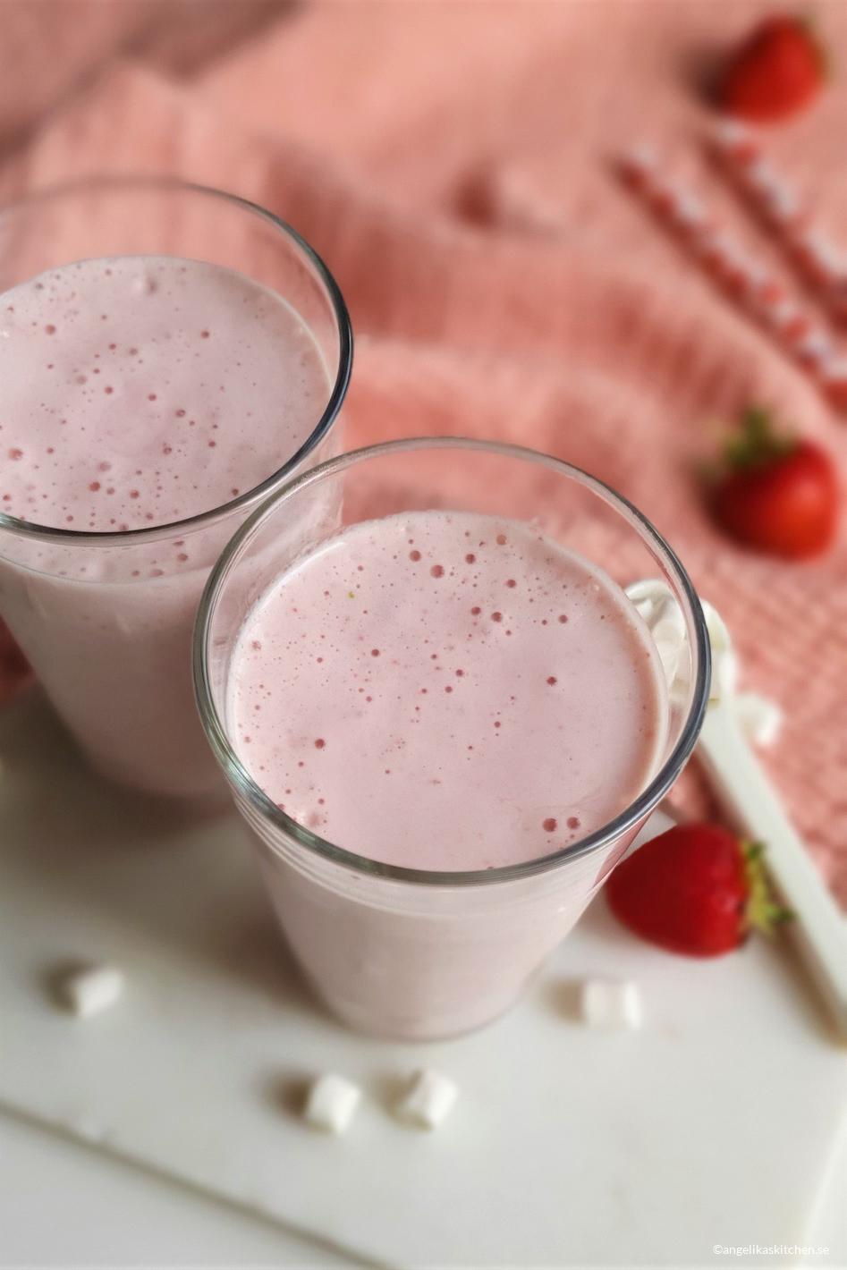 Proteinmilkshake med jordgubbar image