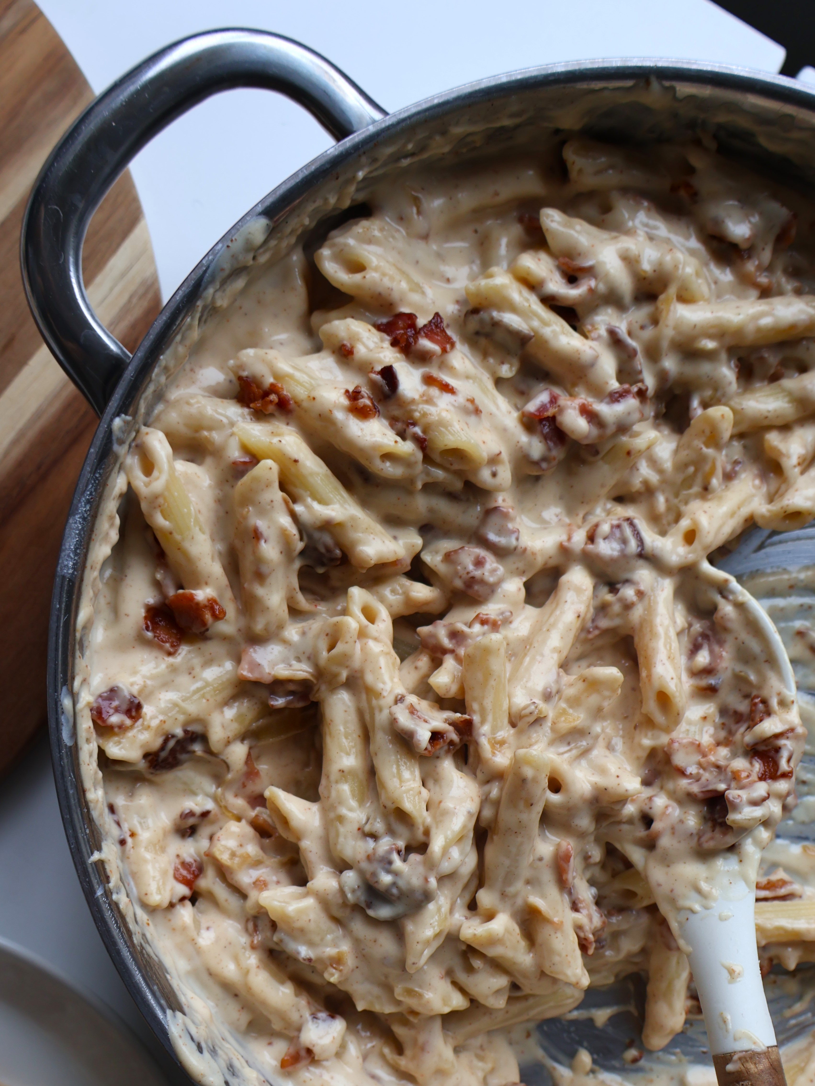 Baconpasta med karamelliserad lök